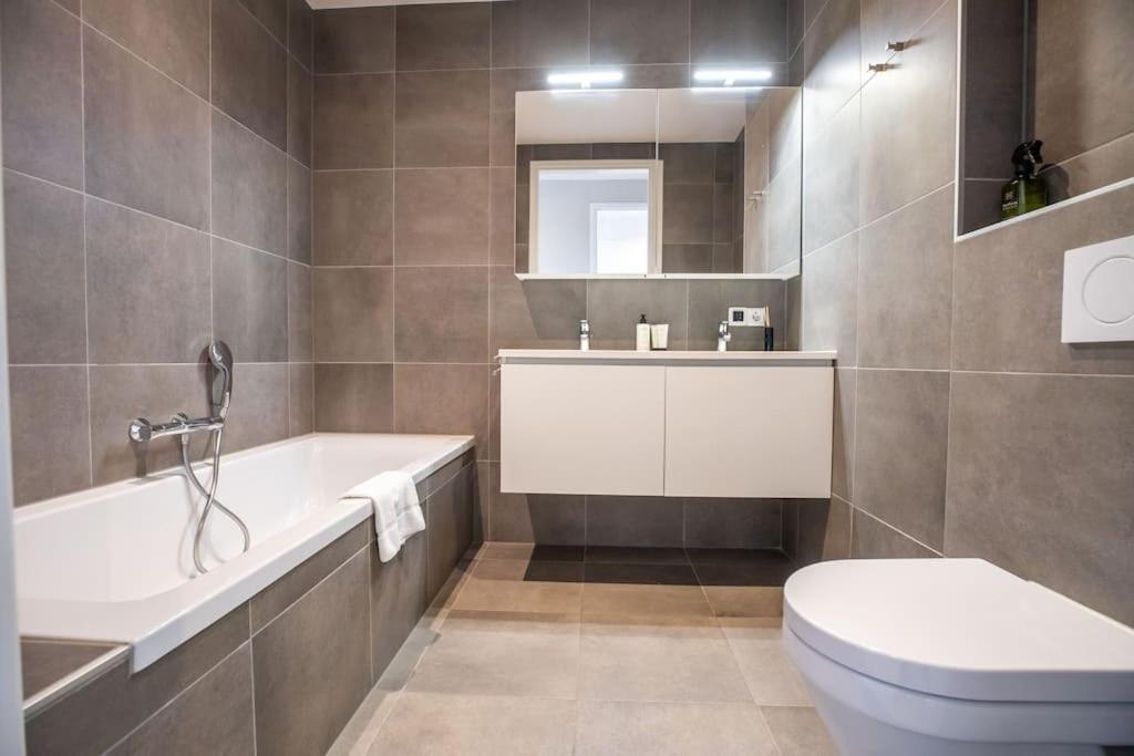 Home Away, Light And Bright Cadzand Bagian luar foto
