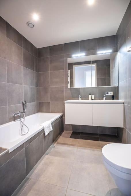 Home Away, Light And Bright Cadzand Bagian luar foto